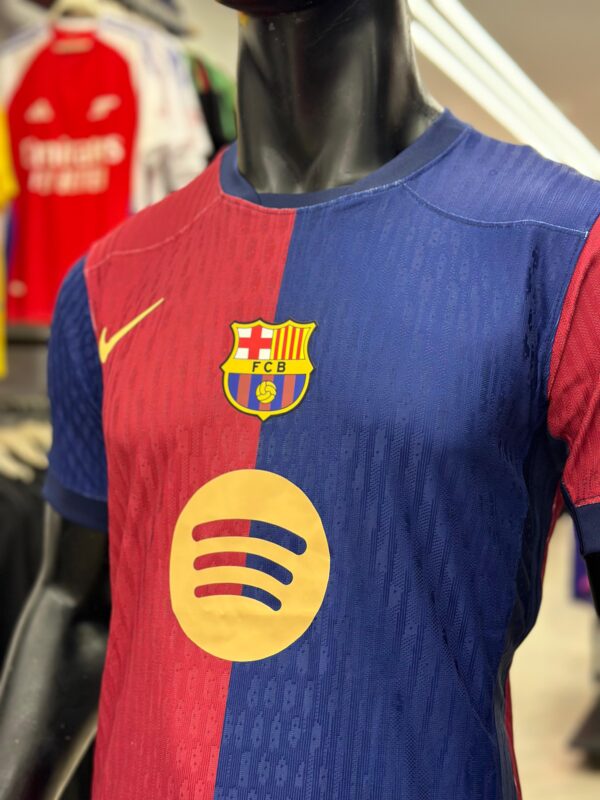 ⁦FC Barcelona (Home) Jersey 2024/25 T-shirt⁩ - الصورة ⁦2⁩
