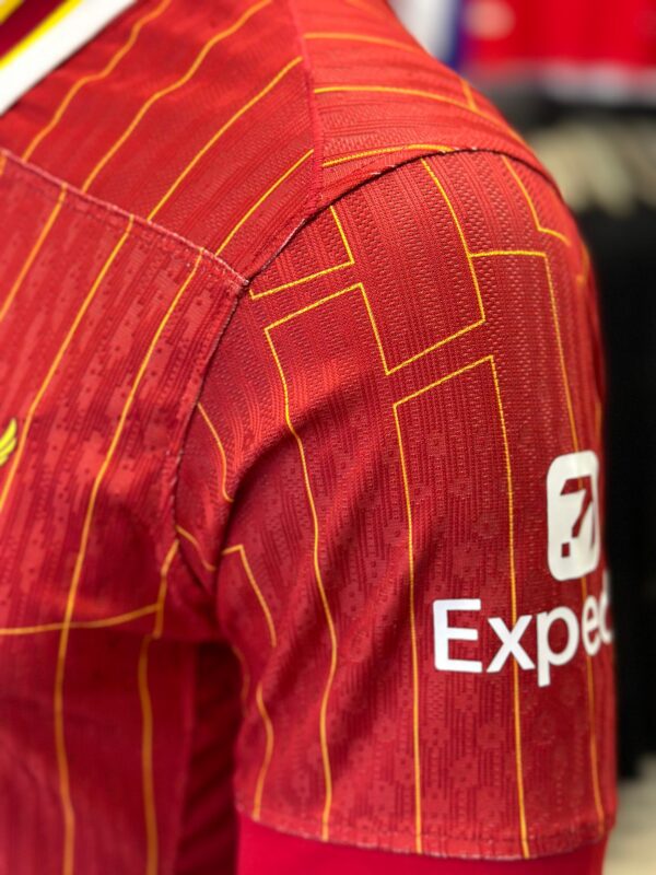 ⁦Liverpool (Home) Jersey 2024-25⁩ - الصورة ⁦8⁩