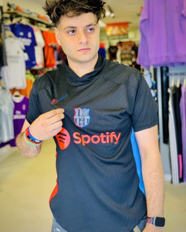 ⁦FC Barcelona Away Shirt 24/25⁩ - الصورة ⁦3⁩