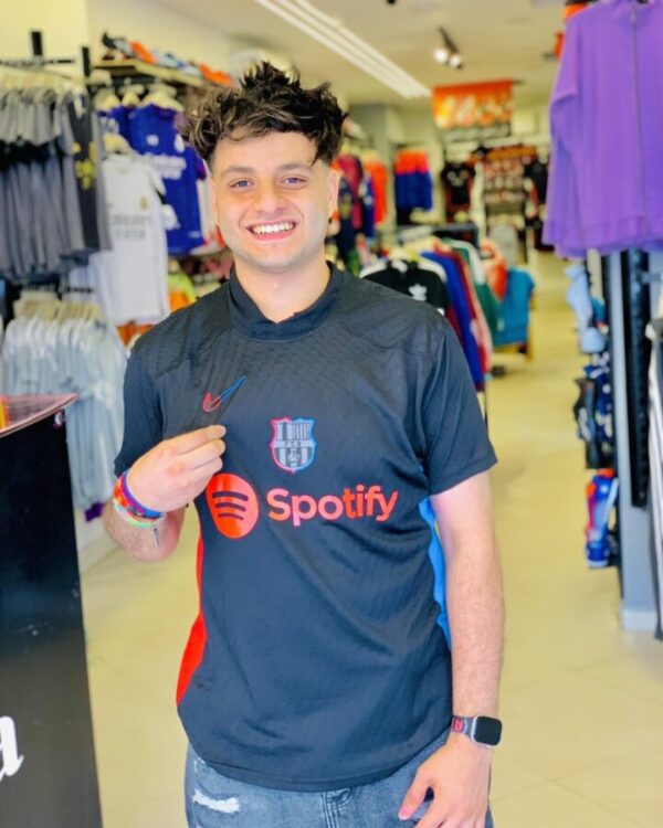 ⁦FC Barcelona Away Shirt 24/25⁩ - الصورة ⁦4⁩